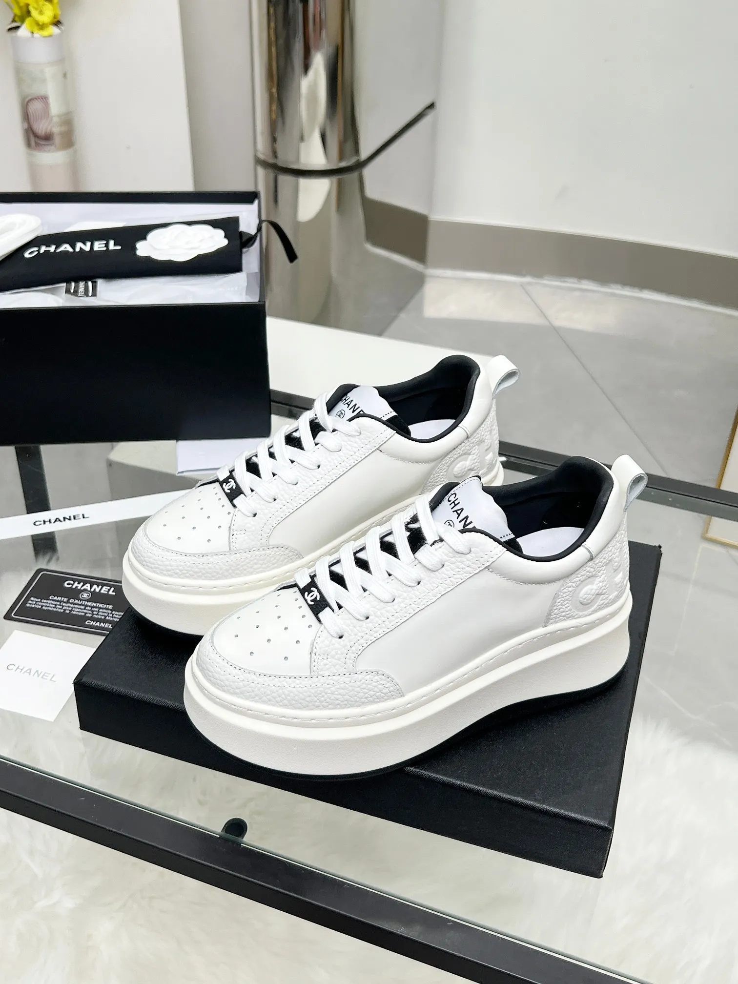 👟👟Ex-factory price 540👟👟 CHANEL 25C spring and summer new sports shoes official website is available at the same time ❤️ Counter out-of-stock kings. Major bloggers are recommending new styles on social days. This season’s new styles are simply eye-catching and look great on the feet. The casual casual sports style is refreshing and natural, interpreting Chanel’s fashionable femininity. The overall customization makes all sports shoes on the market at that time obsolete. This series is now available for sale! The upper is made of custom imported pebbled calf leather ➕ custom frosted calf leather. The lining is made of original one-to-one professionally customized mesh. Hardware accessories. Original full set of molds (not common in the market). Original custom molded TPU combination outsole. Height 4 cm. Women's size 35-39.